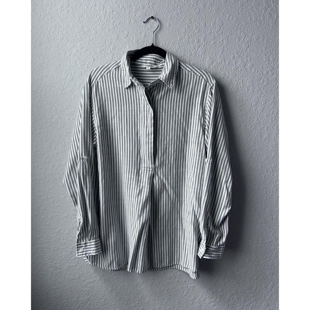 Preloved Woman's Max Studio Grey, White V-Neck Long Sleeve Shirt (Size: M)